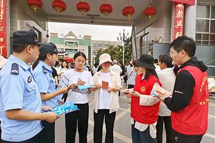 老队友重逢？热苏斯赛后与萨内拥抱交谈，并肩离开酋长球场